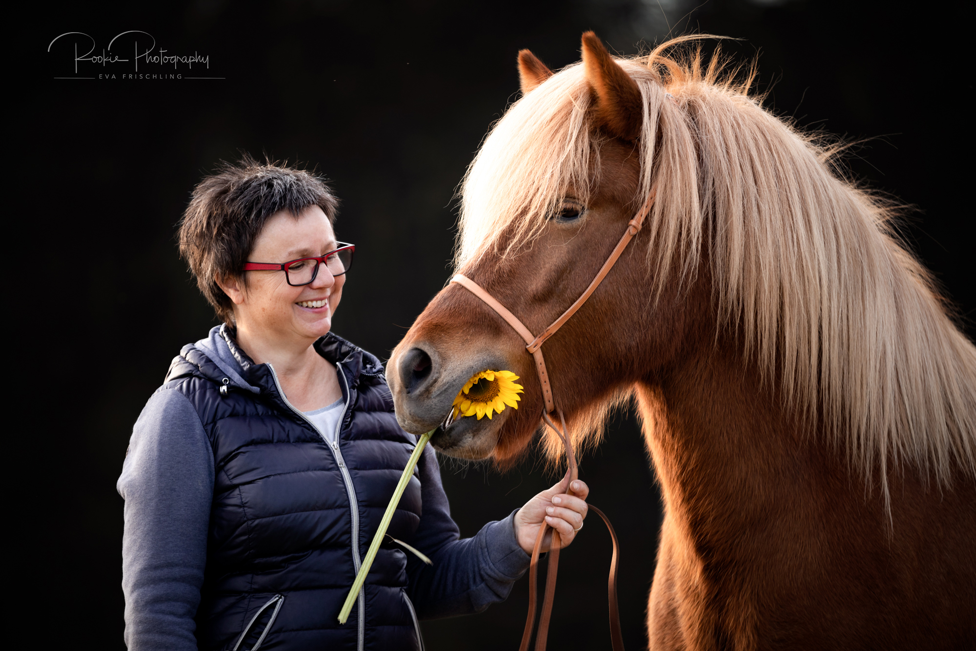 Claudia mit Ofeigur & Fanta-10